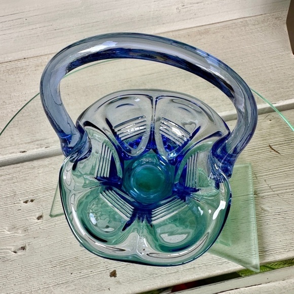 FENTON, VINTAGE, BLUE, GLASS BASKET WITH HANDLE. SMALL, PETAL LIKE BASKET. - Picture 3 of 7